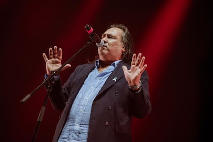 "Vengo peleándola desde hace 20 años, toqué durante décadas en peñas y lugares pequeños hasta animarme a cruzar el charco y saqué 10 discos", repasa Sergio Galleguillo