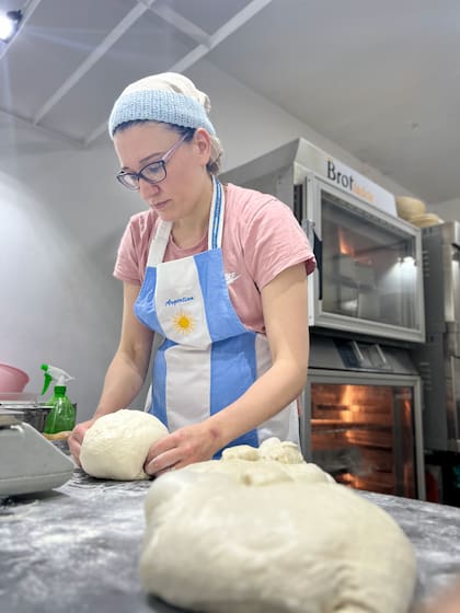 “Venían los amigos y me decían ‘qué rico pan, si los ponés a la venta, los compraríamos’”, cuenta, acerca los inicios de su emprendimiento.