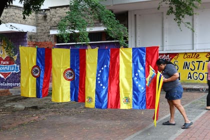 Venta de banderas colombianas y venezolanas en la Plaza Fundadores, en Cúcuta