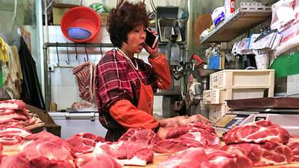 Venta de carne en un mercado en Pekín. El gobierno chino negó categoricamente los rumores sobre los productos enlatados que envía a África