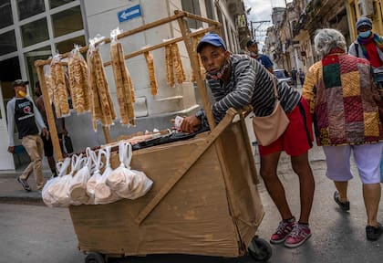 Venta de comida en las calles de La Habana. (AP Photo/Ramon Espinosa)