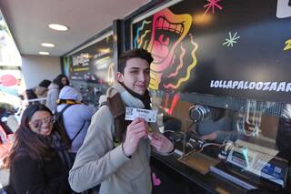 Los fanáticos enfrentaron el frío para tener sus entradas para Lollapalooza