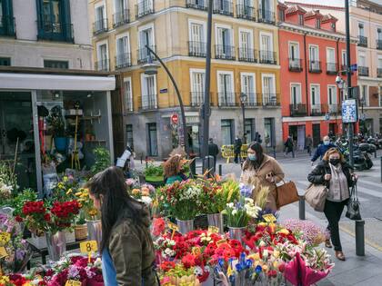 Venta de flores en una calle de Madrid. (Samuel Aranda/The New York Times)