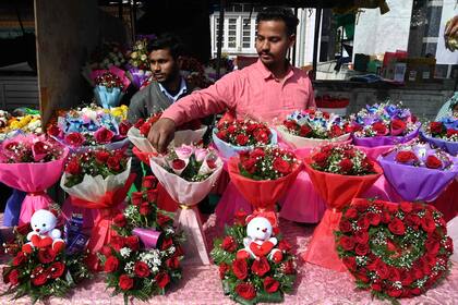 Venta de flores en una calle en Amritsar, India