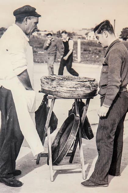 Venta de pizza en la puerta de las canchas a comienzos de los 30