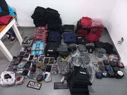 Venta de uniformes policiales truchos en un kiosco de Parque Chacabuco