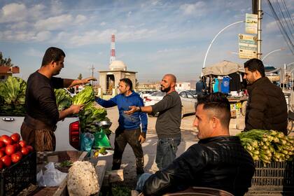 Venta de verduras en Bartella, Irak