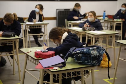 Ventanas abiertas y mucho abrigo en las aulas del colegio Michael Ham, de Vicente López