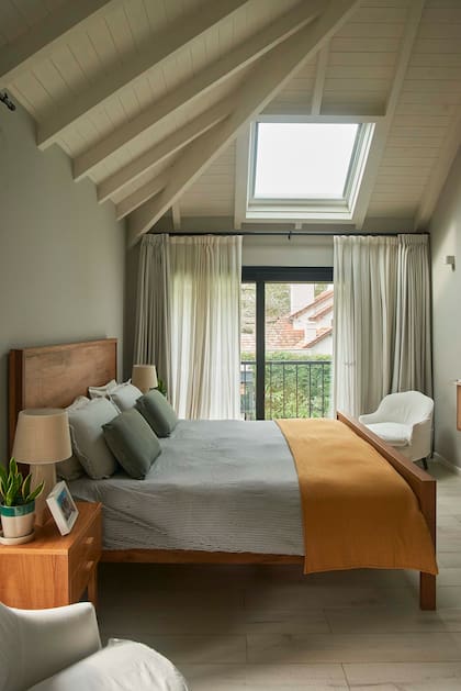 Ventanas automatizadas (Velux por Tesatech). Cortinas dobles, de gasa y blackout. Las mesas de noche eran del primer departamento de Feli.