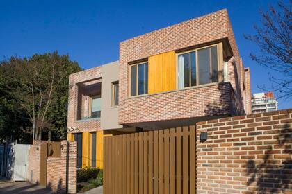 Ventanas de DVH con marco de PVC foliado símil madera.