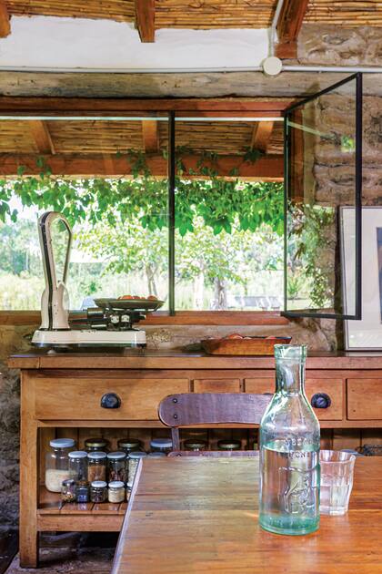 Ventanas de hierro dan paso a las vistas naturales del exterior.