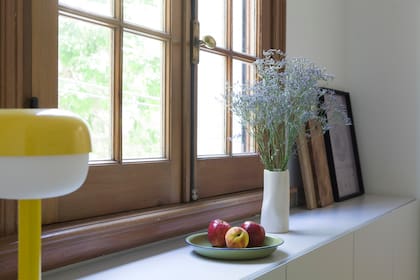 Ventanas de madera y vidrio repartido con fallebas de bronce, otro de los lujos de la construcción