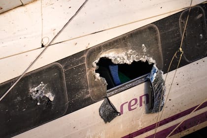 Ventanas rotas de un tren siniestrado de Renfe