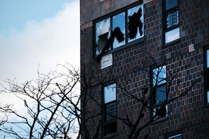 Ventanas rotas en el edificio de apartamentos del Bronx un día después de que un incendio arrasara el complejo matando al menos a 19 personas e hiriendo a decenas más, muchas de ellas de gravedad el 10 de enero de 2022, en Nueva York