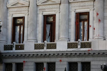 Ventanas rotas que supuestamente pertencen al despacho de Cristina Kirchner en el Congreso