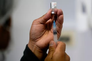 Ventas de la vacuna COVID-19 de Pfizer caen tras nuevas directrices del gobierno sobre su uso