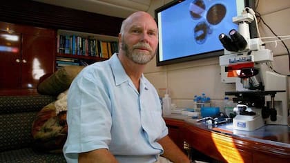Venter renunció al Proyecto Genoma Humano para realizar la misma investigación por su cuenta.