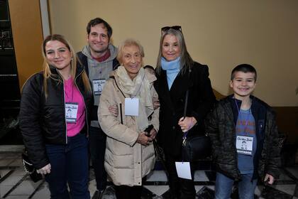 Venturiello, junto a sus dos hijos y sus nietos, en la puerta de la casa natal de su esposo, Carlitos Balá