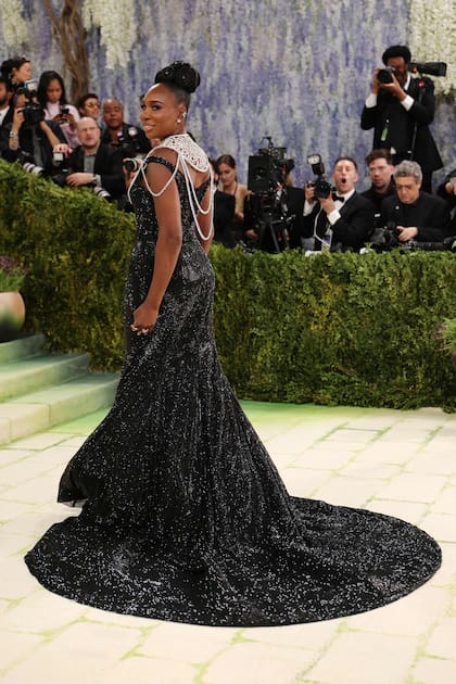 Venus Williams, otra de la copresidentas de esta edición 2026, luce majestuosa con este deslumbrante vestido con brillos y un collar plateado de Swarovski, inspirado en un retrato suyo que se encuentra en la National Portrait Gallery