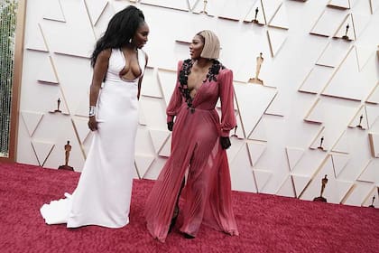 Venus y Serena Williams lucieron dos vestidos despampanantes, la primera un diseño de Elie Saab, y la segunda, un Gucci