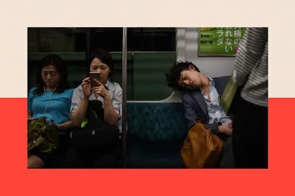Ver a empleados agotados profundamente dormidos en el metro de Tokio no es algo infrecuente