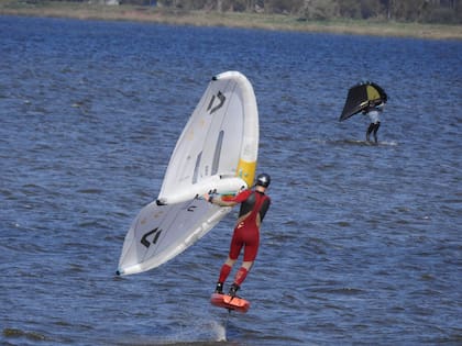 Ver a un rider volando a casi un metro sobre el agua a gran velocidad puede intimidar, pero la barrera de entrada es sorprendentemente baja