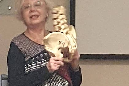 Ver para sentir. Parece imposible sentir los propios huesos, pero con la eutonía se aprende a desarrollar la consciencia del esqueleto y su estructura ósea. Así, el cuerpo de Frida, estuvo preparado para encarar la rehabilitación posterior al coma.