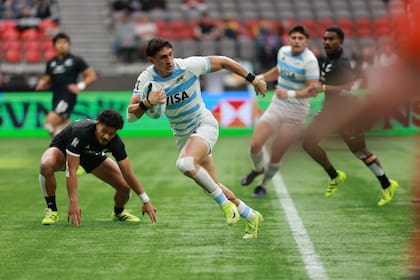 Vera Feld ataca la defensa maorí; los Pumas 7s explotaron al inicio de la segunda mitad ante Nueva Zelanda