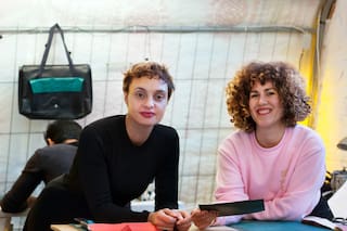 Inmigración. Las alemanas que hacen accesorios de moda con botes de refugiados