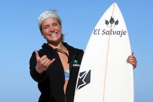 La chica que "nació" en una playa y surfea para cumplir su sueño olímpico