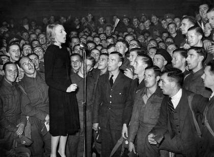 Vera Lynn cantando para las tropas británicas