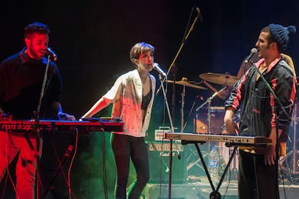 Vera Spinetta fue invitada por la banda Jvlian e interpretó dos temas de su padre