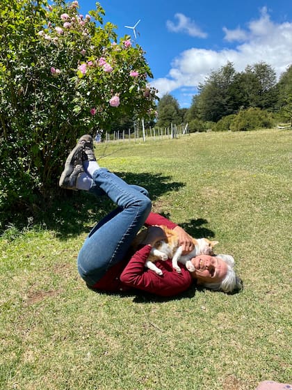 Verano 2022. Gretel y su gatita Lisa juegan en el jardín de Palais Vintter.
