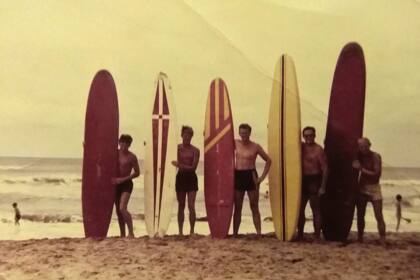 Verano de 1966 en Miramar: Zurga es el primero empezando desde la derecha. "Nos sentíamos guerreros del mar", dijo el fotógrafo y surfista Eduardo Baleani