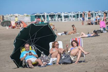 En las playas, rige un fuerte protocolo para mantener la distancia social