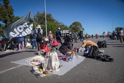 Las distintas organizaciones sociales reclaman ayuda social y salarial
