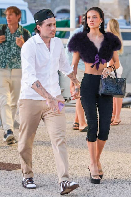 Verdadera fashionista, Nicola sorprendió con sus looks en su paso por la
Riviera Francesa. Hace unos días se dejó ver con unos pantalones capri y cintura baja que
combinó con un bolero de piel con moño y minibag calada.