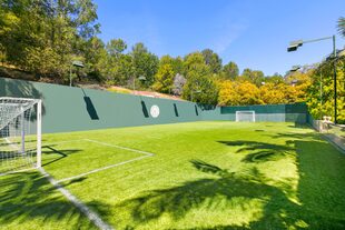 Verdadero fanático del fútbol, Stewart tiene en su mansión una pequeña cancha para jugar con sus amigos. 