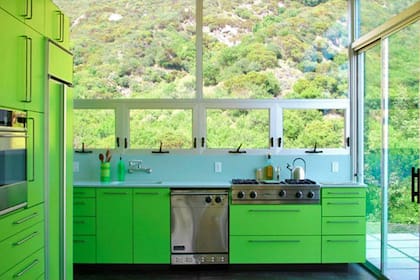 Verde fosforescencia para esta cocina de ensueño. Una propuesta donde el interior y el exterior están en contante sintonía