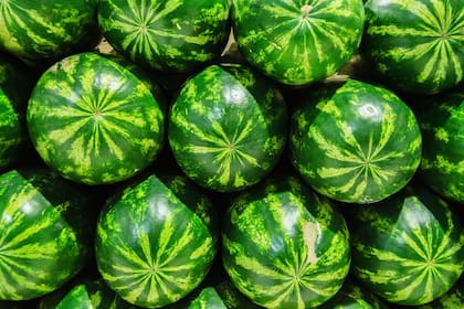 Verde por fuera y roja por dentro: la sandía es la fruta imbatible del verano