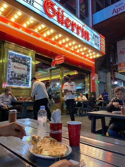 Vereda, salón, planta baja, primer piso, patio al fondo, salón presidencial, todas las mesas una sola pizza: Güerrín