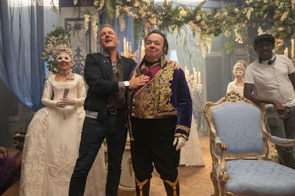 Verica junto a Hugh Sachs quién interpreta a Brimsley, el fiel ladero de la reina Charlotte, en medio de la grabación de la nueva temporada de la serie de Netflix