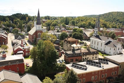 Vermont, pequeño pero poderoso: lidera en salud (1°) y cultura/recreación (1°) per cápita, compensando su clima gris (43°) con una vibrante comunidad de jubilados (2°) que elige calidad sobre sol