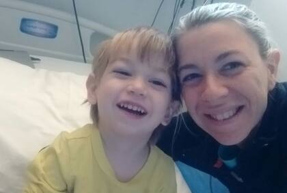 Vero junto a Santi en una de las primeras internaciones.