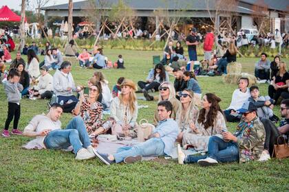 Vero Lozano, Milagros Brito, Helga Yasci y Beln Moroni siguieron el debut "en vivo" de Dante Ortega