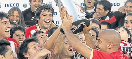 Verón, capitán y emblema, y un festejo por el título del Apertura con Estudiantes