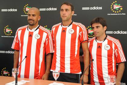 Verón, Desábato y Braña, con camiseta nueva
