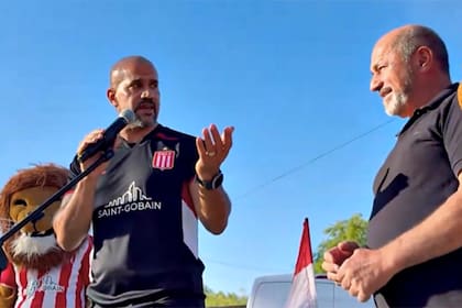 Verón elogió a Mario Secco al dar un discurso en el Club Barrio Progreso, en Ensenada