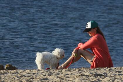 Verónica Lozano fue con su perrito a la playa