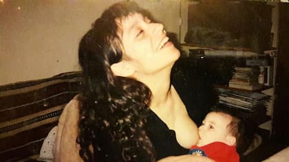 Verónica amamantando a Jeremías, de 9 meses